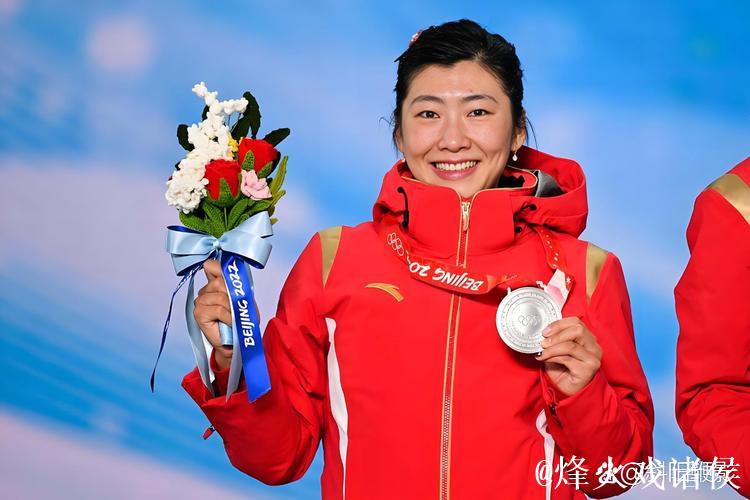 徐梦桃与孙佳旭摘得自由式滑雪空中技巧世界杯年度总冠军